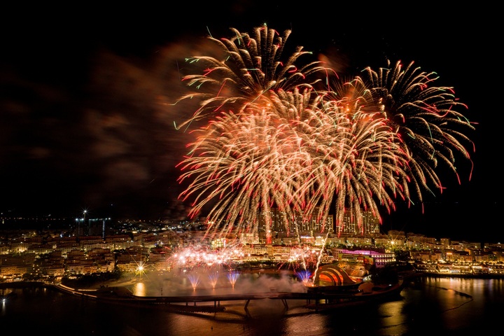 Pháo hoa bừng sáng mỗi đêm, biến Thị trấn Hoàng Hôn thành điểm hẹn lễ hội không ngủ.