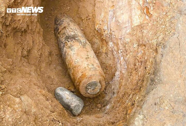 Quả bom nặng hơn 2 tạ còn nguyên ngòi nổ, nằm cách móng nhà dân chỉ 40cm.
