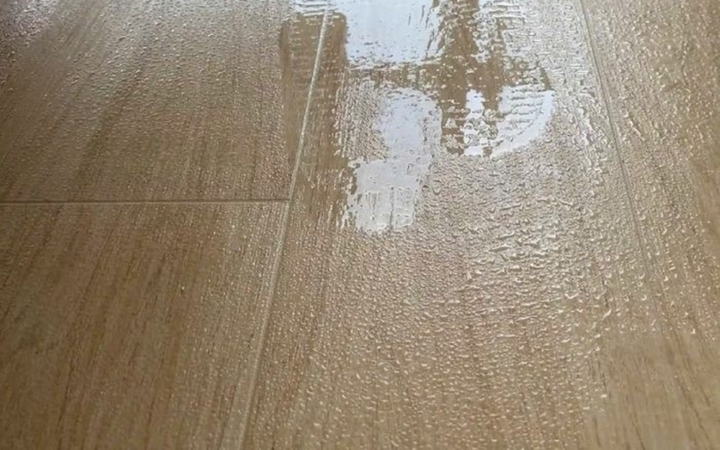 Sàn nhà bị nồm ẩm gây bất tiện trong sinh hoạt. (Ảnh: Sàn gỗ Thành Đạt)