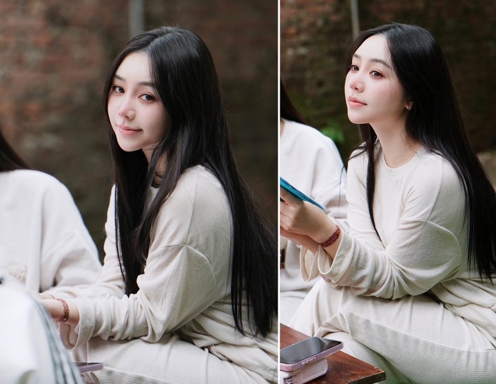 Nối sóng "Gia đình trái dấu", "Bước chân vào đời" là bộ phim đang lên sóng giờ vàng trên VTV3. Trong phim, Quỳnh Kool đảm nhận vai nữ chính Thương - người chị cả sớm phải gánh vác gia đình sau biến cố. Nhân vật này vừa mạnh mẽ, quyết liệt, vừa chất chứa nhiều tổn thương nội tâm.