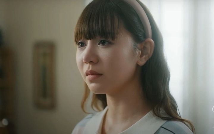 Trước đó khi đóng phim "Gió ngang khoảng trời xanh" (2025), Quỳnh Kool từng gây nhiều ý kiến trái chiều về ngoại hình khác lạ. Theo tiết lộ, nữ diễn viên chủ động tăng cân để có tạo hình mới cho nhân vật.