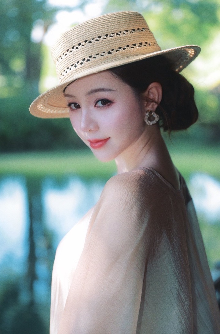 Về đời tư, nữ diễn viên khá kín tiếng và hạn chế chia sẻ về chuyện tình cảm với truyền thông. Vài năm trở lại đây, cô vướng tin đồn "phim giả tình thật" với diễn viên B Trần, song cả hai lên tiếng phủ nhận, nói rằng chỉ là mối quan hệ bạn bè thân thiết.