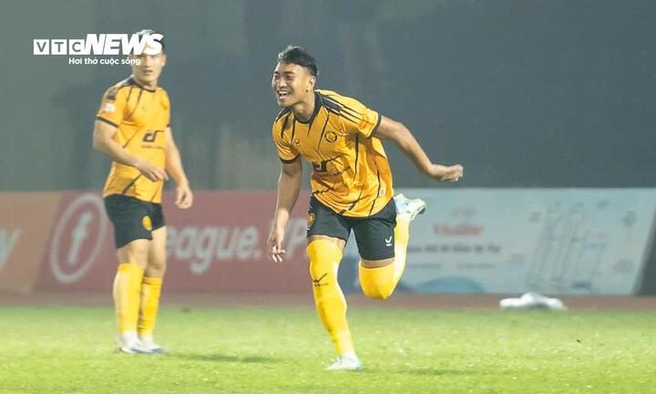 Thủ môn Y Êli Niê vào sân để thi đấu ở vị trí tiền đạo.