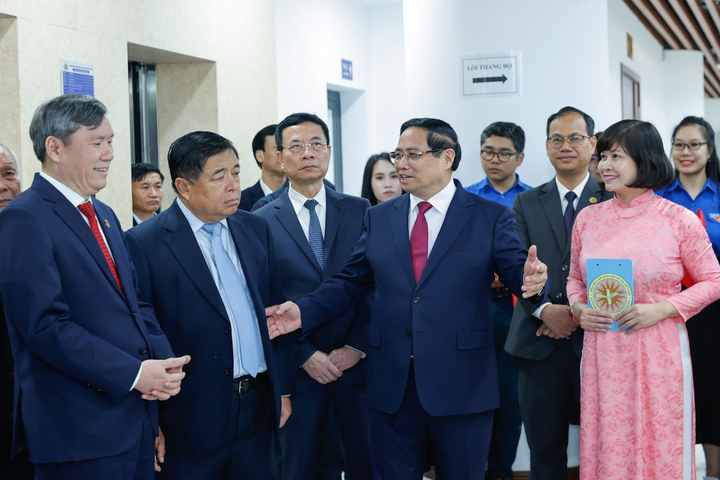 Thủ tướng Phạm Minh Chính, Phó Thủ tướng Nguyễn Chí Dũng thăm, làm việc với Viện Hàn lâm Khoa học xã hội Việt Nam và các nhà khoa học, chuyên gia tiêu biểu trong lĩnh vực khoa học xã hội và nhân văn.