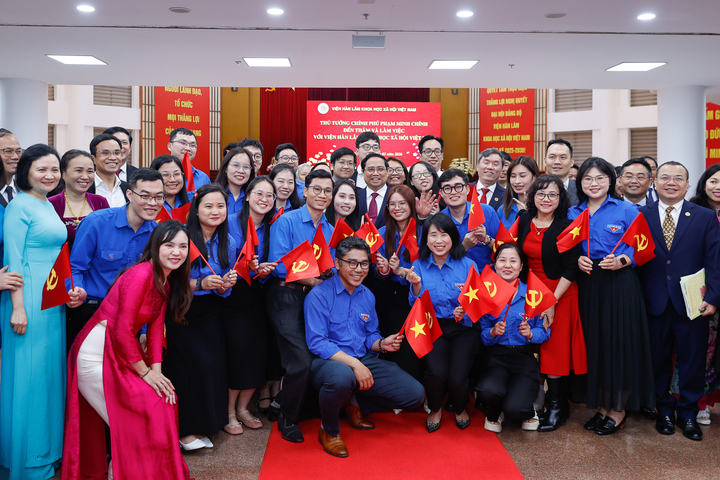 Thủ tướng cùng thế hệ trẻ Viện Hàn lâm Khoa học xã hội Việt Nam.