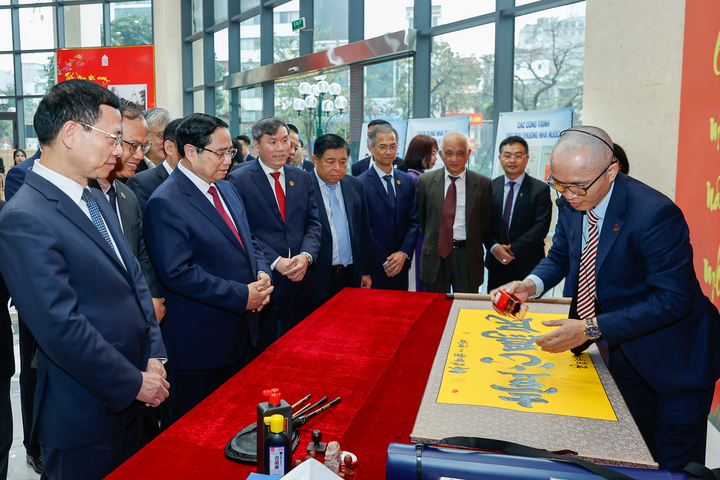 Thủ tướng Phạm Minh Chính tham quan không gian trưng bày về Hán Nôm tại Viện Hàn lâm Khoa học xã hội Việt Nam.