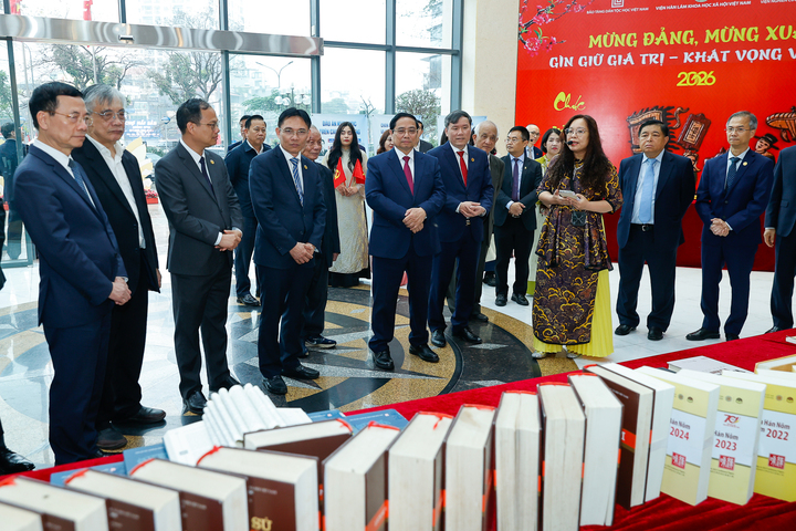 Thủ tướng Phạm Minh Chính tham quan không gian trưng bày kết quả nghiên cứu về khoa học - xã hội tại Viện Hàn lâm Khoa học xã hội Việt Nam.