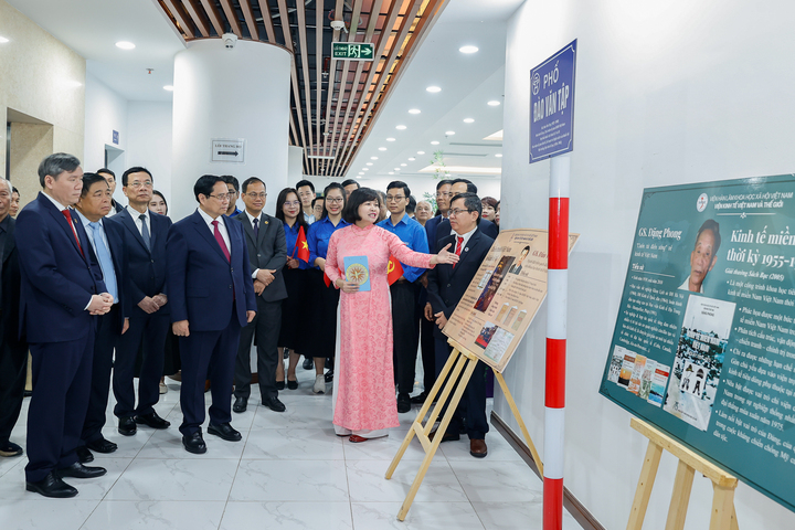 Thủ tướng Phạm Minh Chính tham quan trưng bày kết quả nghiên cứu về khoa học-xã hội của các giáo sư công tác tại Viện Hàn lâm Khoa học xã hội Việt Nam.