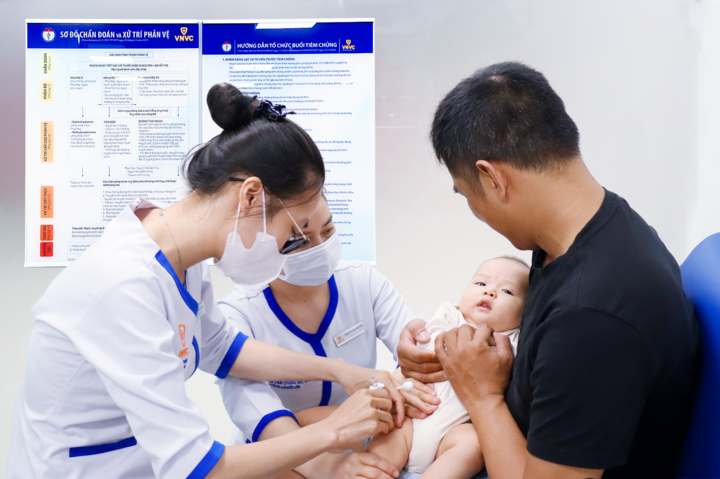 Trẻ tiêm vaccine phòng bệnh tại Hệ thống Tiêm chủng VNVC. (Ảnh: Khánh Hòa)