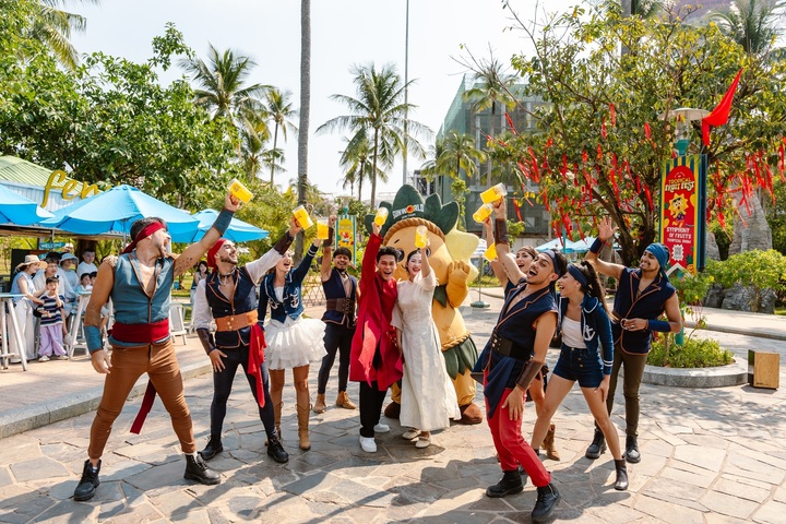 Các màn trình diễn đường phố khuấy động không khí du xuân, thu hút du khách cùng hòa nhịp.