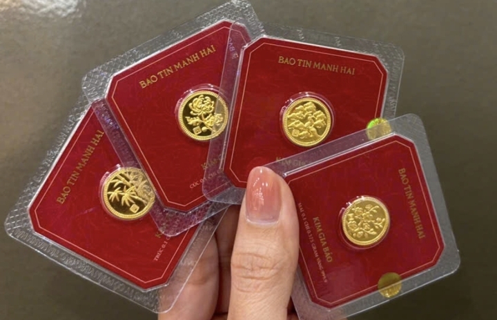 Cận kề ngày vía thần Tài (mùng 10 tháng Giêng), thị trường vàng trở nên sôi động. Nếu trước đây người dân chủ yếu chọn vàng nhẫn tròn trơn hoặc vàng miếng truyền thống thì năm nay, các sản phẩm vàng “độc - lạ - nhỏ gọn” lại trở thành tâm điểm thu hút người mua. (Ảnh: Người lao động)