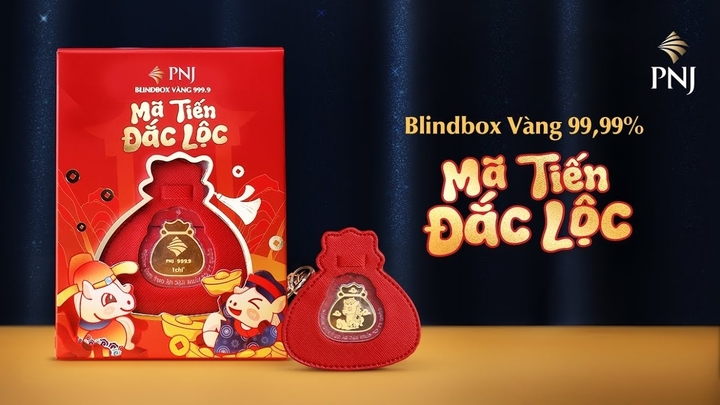 Mỗi Blindbox vàng 99,99% Mã Tiến đắc lộc của PNJ đi kèm bộ phụ kiện gồm dây đeo và túi da hình túi lộc xinh xắn. Giá sản phẩm thay đổi tùy trọng lượng vàng và đá. (Ảnh: PNJ)