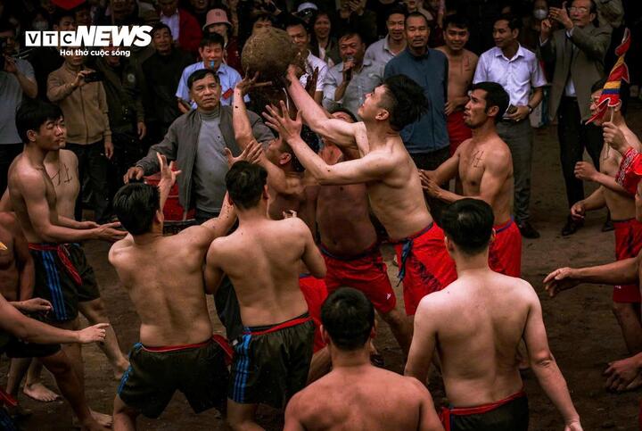 Quả cầu được làm từ củ chuối hột có trọng lượng khoảng 10kg, gọt nhẵn nên đòi hỏi người chơi phải vận dụng sức khỏe, sự nhanh nhẹn, khéo léo và tinh thần tập thể để có thể giành lấy đưa về bồ (giỏ) của đội mình. (Ảnh: Tô Mạnh)