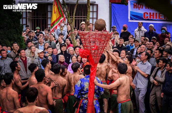 Đội nào khéo léo, phát huy được sức mạnh tập thể để nâng cầu đem về bồ của đội mình nhiều nhất sẽ giành chiến thắng. (Ảnh: Tô Mạnh)