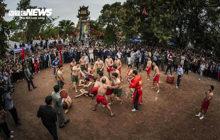 Không khí lễ hội sôi động trong tiếng trống, tiếng chiêng và cả sự cổ vũ của hàng nghìn người dân, du khách vây quanh sân đấu. (Ảnh: Tô Mạnh)