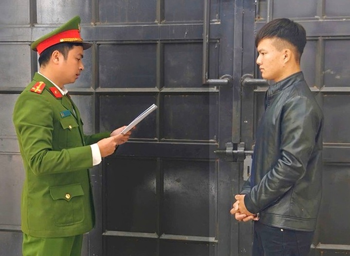 Công an đọc quyết định khởi tố đối với Dương Văn Mạnh