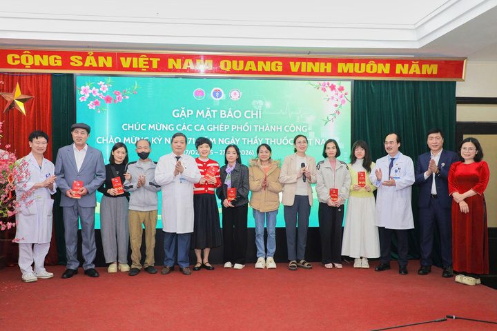 Cuộc hội ngộ đầy xúc động của 8 bệnh nhân ghép phổi tại Bệnh việnPhổi Trung ương. (Ảnh: BVCC)