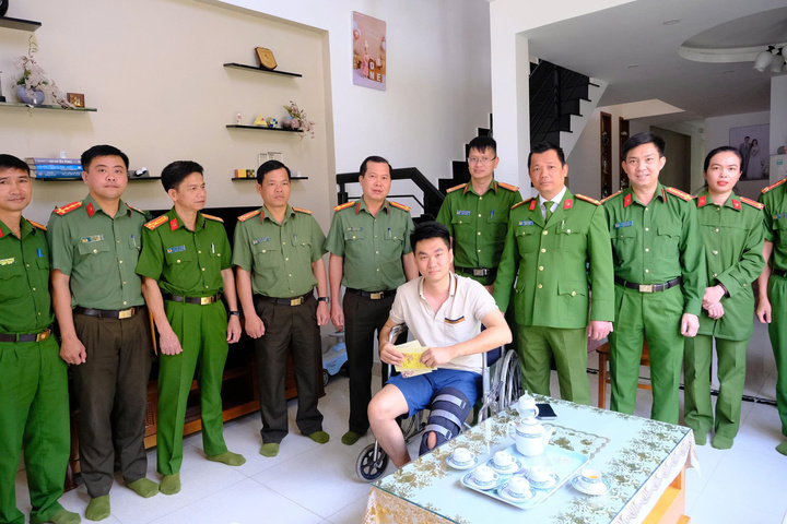 Cán bộ Công an tỉnh Lâm Đồng thăm Đại úy Trần Việt Hoàn. (Ảnh: Công an cung cấp)