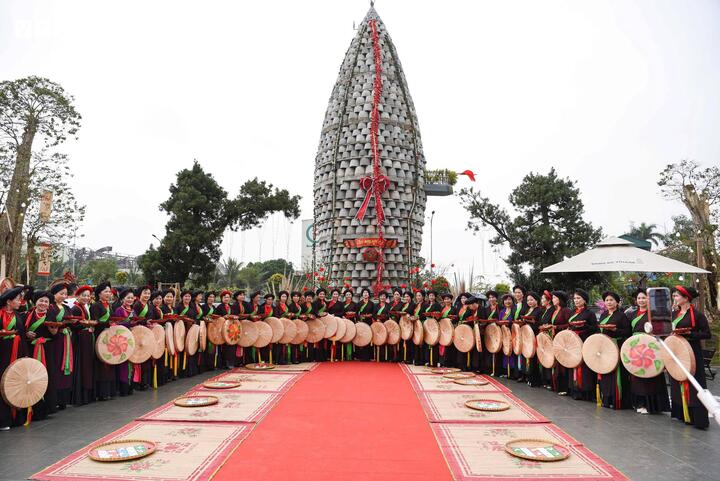 Các liền chị từ Hà Nội, Hải Phòng, Hưng Yên về Tháp Thần Nông tại xã Lâm Thao, tỉnh Bắc Ninh.