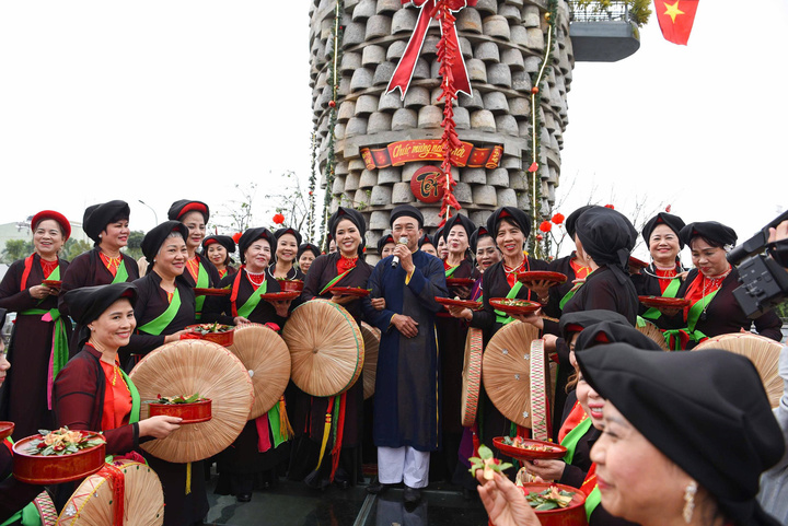 Các liền anh, liền chị giao lưu quan họ.