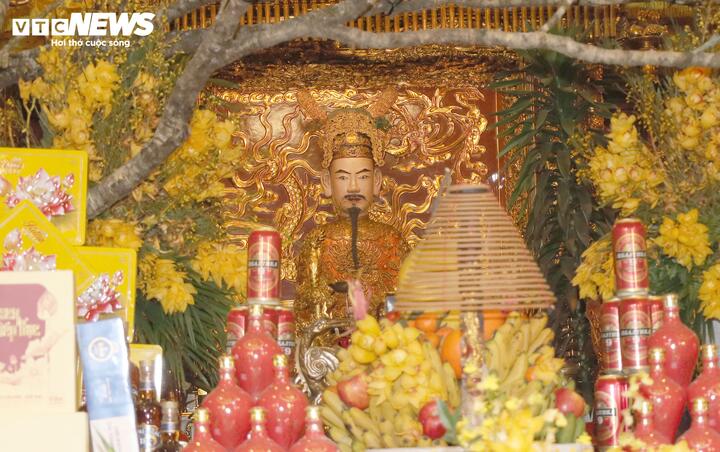 Cung thờ tượng Hưng Đạo Đại Vương Trần Quốc Tuấn tại đền Kiếp Bạc.