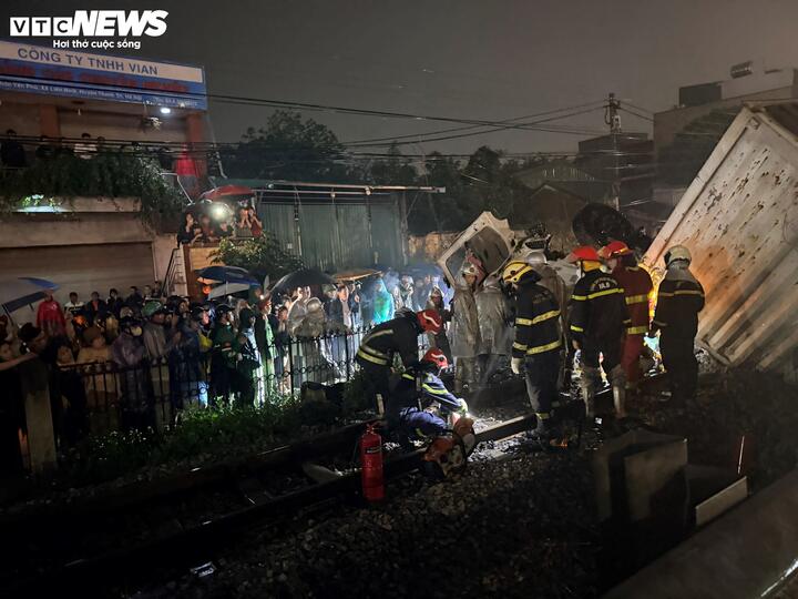 Lúc 19h51 tàu SE3/942 chở khách chạy hướng Bắc - Nam, khi đến km13+714 ga Thường Tín - Văn Điển va phải ô tô tải.