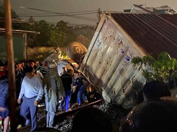 Lực lượng chức năng có mặt tại hiện trường.