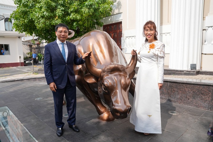 Bộ trưởng Bộ Tài chính Nguyễn Văn Thắng và Tỷ phú Nguyễn Thị Phương Thảo cùng linh vật Bò tót mới của HOSE.