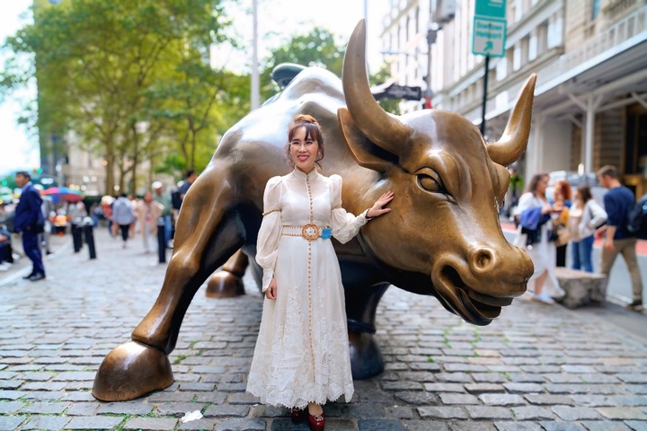 Tiến sĩ Nguyễn Thị Phương Thảo cùng linh vật Bò tót tại thị trường chứng khoán New York.