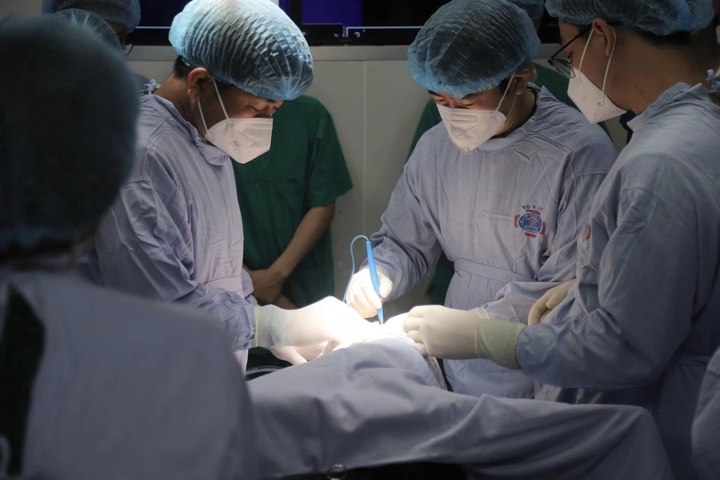 PGS.TS Phạm Văn Bình (trái) cùng đồng nghiệp trong một ca phẫu thuật tại Bệnh viện K.