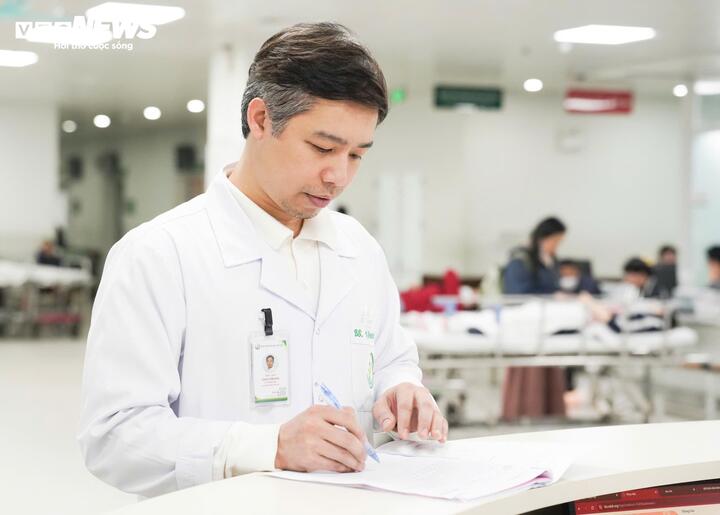 Tiến sĩ, bác sĩ Quách Văn Kiên, Phó trưởng Khoa Phẫu thuật Tiêu hóa, đã có 18 năm gắn bó với bệnh viện. (Ảnh: Minh Quang)