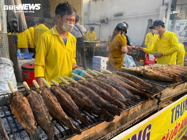 Ngày vía thần Tài mùng 10 tháng Giêng, cá lóc nướng đỏ lửa khắp phố Sài Gòn. (Ảnh: Đại Việt)