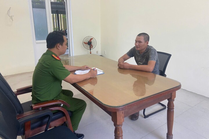 Đỗ Thanh Tùng ra đầu thú sau hơn 1 năm trốn truy nã. (Ảnh: C.A)