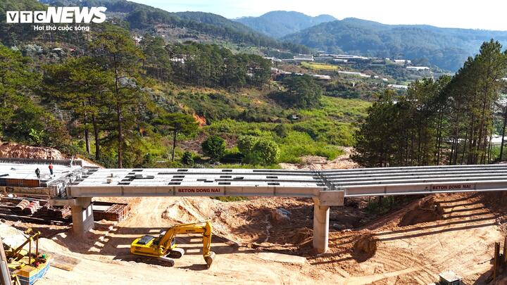 Sau 50 ngày thi công, cầu cạn đèo Mimosa đạt gần 80% khối lượng. Cây cầu này nối 2 đầu điểm sạt lở lớn trên đèo Mimosa giúp giao thông thuận tiện và an toàn hơn.