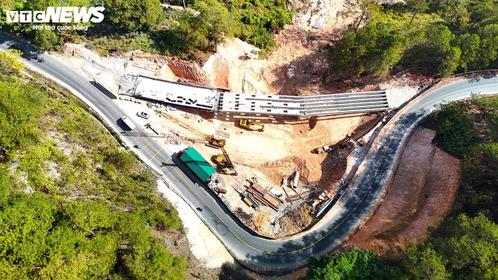 Ông Bùi Huy Khoa, Giám đốc Công ty Tiến Thành (đơn vị thi công), chủ đầu tư công trình cầu cạn đèo Mimosa (tên trong hồ sơ thiết kế là cầu Xuân Hương) là Ban Quản lý dự án 85 (Bộ Xây dựng); còn nhà thầu là Công ty Tiến Thành và Công ty CP Xây dựng và đầu tư 492 (Nghệ An).