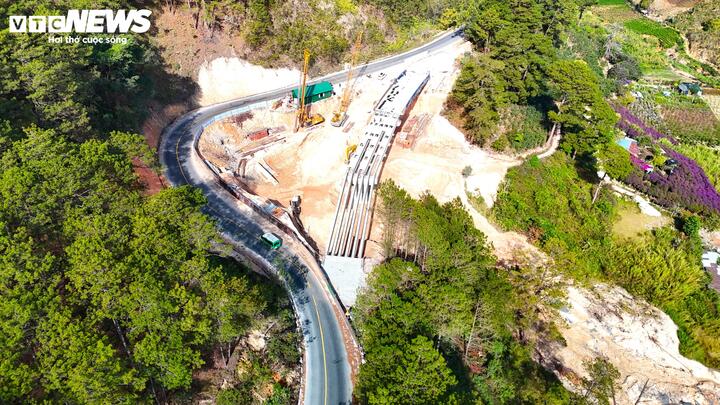 Ba nhịp dầm cầu dài hơn 108 m đã thành hình vững chãi trên khu vực từng xảy ra sạt lở nghiêm trọng, cắt đứt giao thông cuối năm 2025.