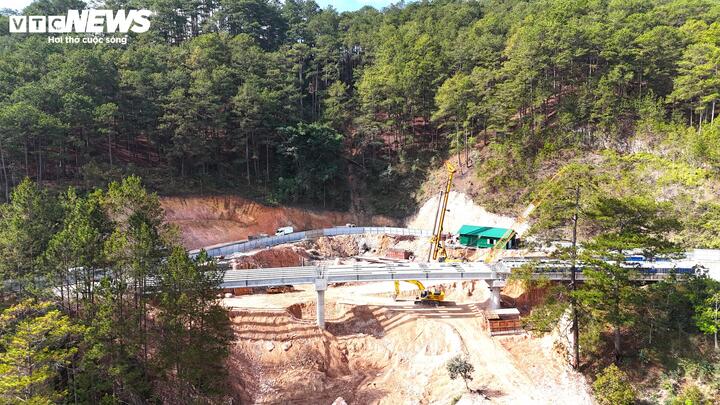 Ngày 25/2, tại đèo Mimosa Km226+600 - Km226+800, quốc lộ 20, phường Xuân Hương - Đà Lạt (Lâm Đồng) không khí làm việc khẩn trương. Ngay ngày đầu trở lại công trường sau 10 ngày nghỉ tết, tổ đội đầu tiên triển khai thi công phần thành cầu cạn đèo Mimosa, mặt cầu và hoàn thiện các hạng mục còn lại.