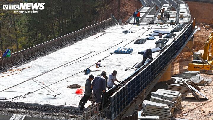 Hiện tại, thời tiết đang thuận lợi, nhiều công nhân tập trung để chuẩn bị thi công mặt cầu, thành cầu, lan can...