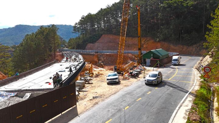 Công trình cầu cạn đèo Mimosa có tổng chiều dài 133 m (tính cả đường dẫn hai đầu), phần cầu dài 108 m, rộng 9 m; tổng vốn đầu tư hơn 33 tỷ đồng. Công trình khởi công giữa tháng 12/2025, dự kiến thông xe kỹ thuật vào cuối tháng 3/2026. So với kế hoạch 4 tháng ban đầu, tiến độ hiện nay được đánh giá là rất khả quan.