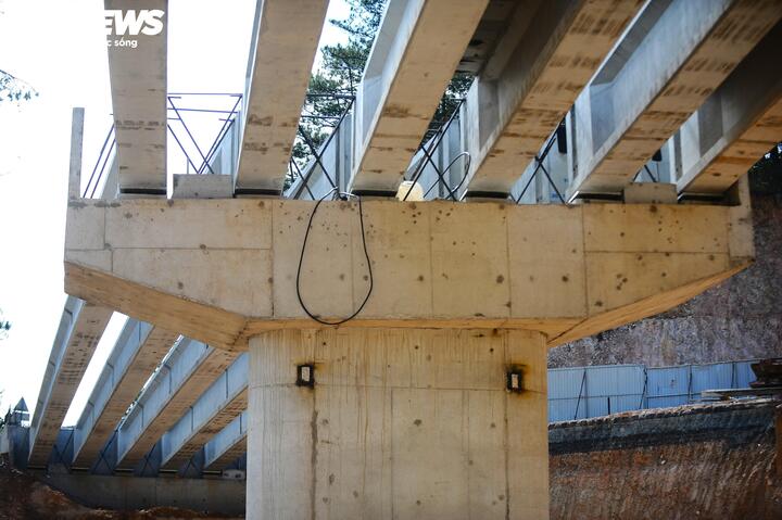 Khác với đèo Prenn chủ yếu phục vụ xe du lịch và xe con, đèo Mimosa lâu nay là tuyến ưu tiên cho xe tải, xe khách cỡ lớn và phương tiện vận tải nặng. Vì vậy, việc thi công trụ, móng ở đây được quan tâm đặc biệt nhằm đảm bảo an toàn cho các phương tiện.