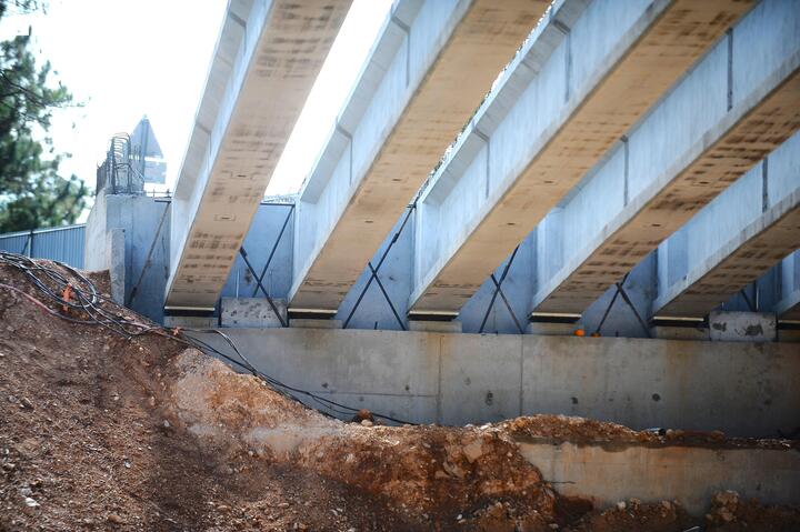 Các trụ, cột... được đổ bêtông kiên cố, vững chắc.