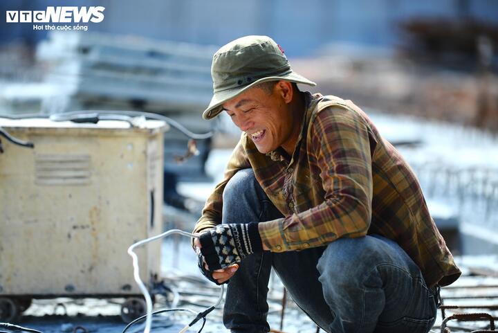 Người dân và giới tài xế thường xuyên qua lại đèo Mimosa kỳ vọng cây cầu mới sẽ sớm đưa vào sử dụng, giúp việc lưu thông an toàn, thông suốt, nhất là với các xe tải chở hàng hóa ra vào Đà Lạt.