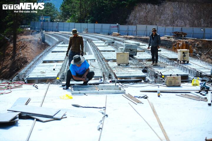 Chính vì vậy, Bộ Xây dựng và tỉnh Lâm Đồng quyết định xây dựng cầu cạn đèo Mimosa, thay cho giải pháp gia cố tạm, được xem là bước đi căn cơ, bảo đảm an toàn lâu dài cho tuyến đường đèo chiến lược.