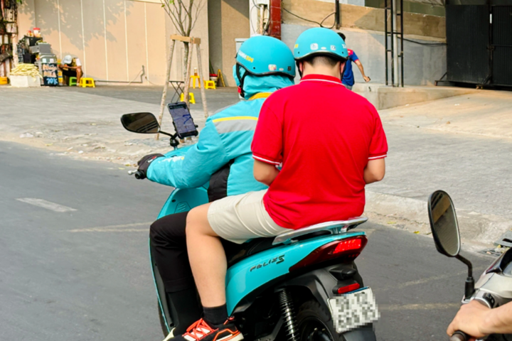 Việc sử dụng điện thoại ngay cả khi được gắn trên giá đỡ vẫn cần tuân thủ nguyên tắc đảm bảo an toàn giao thông, tránh gây nguy hiểm cho bản thân và người khác. (Ảnh minh họa).