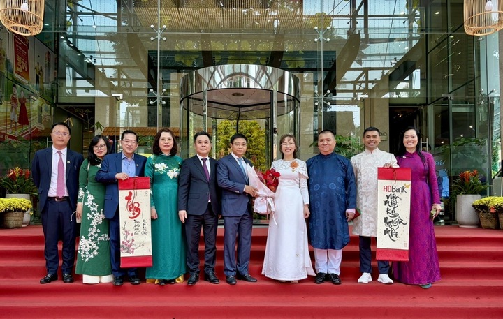 Bộ trưởng Tài chính, Phó Thống đốc Ngân hàng Nhà Nước, Chủ tịch Uỷ ban Chứng khoán Nhà nước xông đất HDBank Xuân Bính Ngọ.