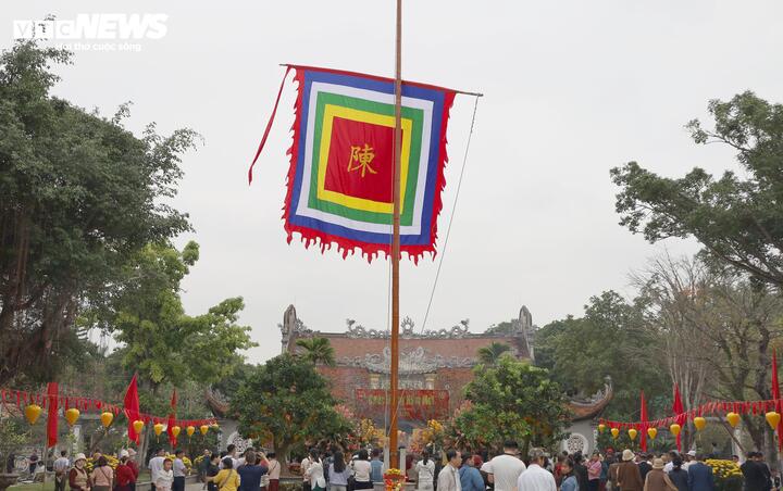 Dù chưa đến ngày hội chính, nhưng từ những ngày đầu xuân Bính Ngọ, đông đảo Nhân dân và du khách thập phương đã về Đền Kiếp Bạc dâng hương, chiêm bái.