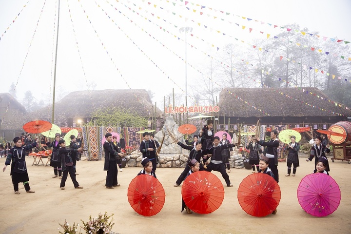 Fansipan ngợp ngời sắc hoa xuân và rộn ràng lễ hội 'Mở cổng trời' - 4