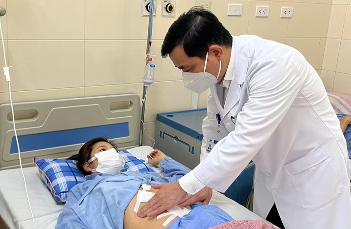 Bác sĩ Bình kiểm tra sức khoẻ người bệnh sau mổ.