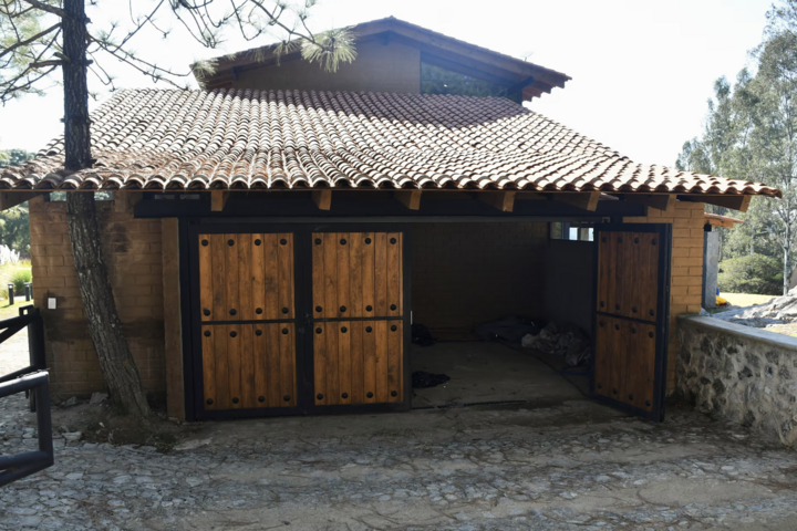 Biệt thự gồm nhiều gian nhà rộng rãi. (Nguồn: Reuters)