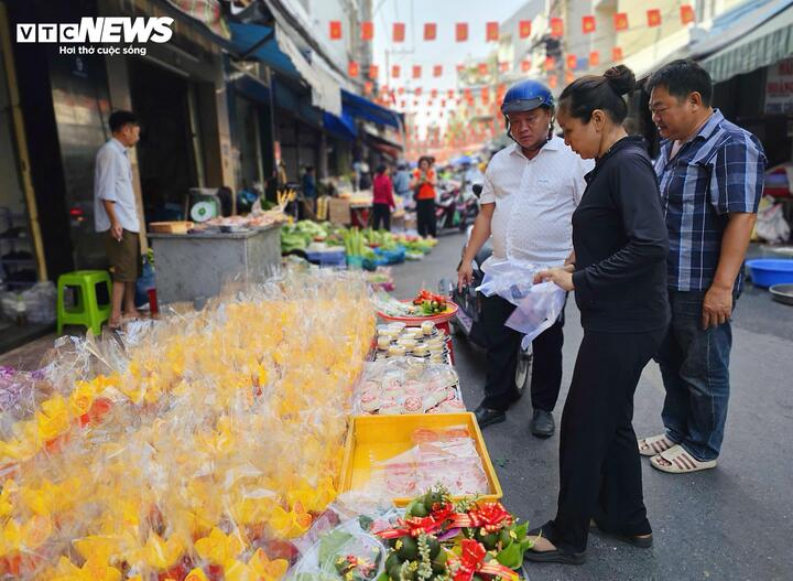 Tiểu thương cho biết lượng khách hiện tại mua sắm đã bắt đầu đông, nhưng dự kiến ngày vía Thần Tài sẽ đông gấp hai, gấp ba.